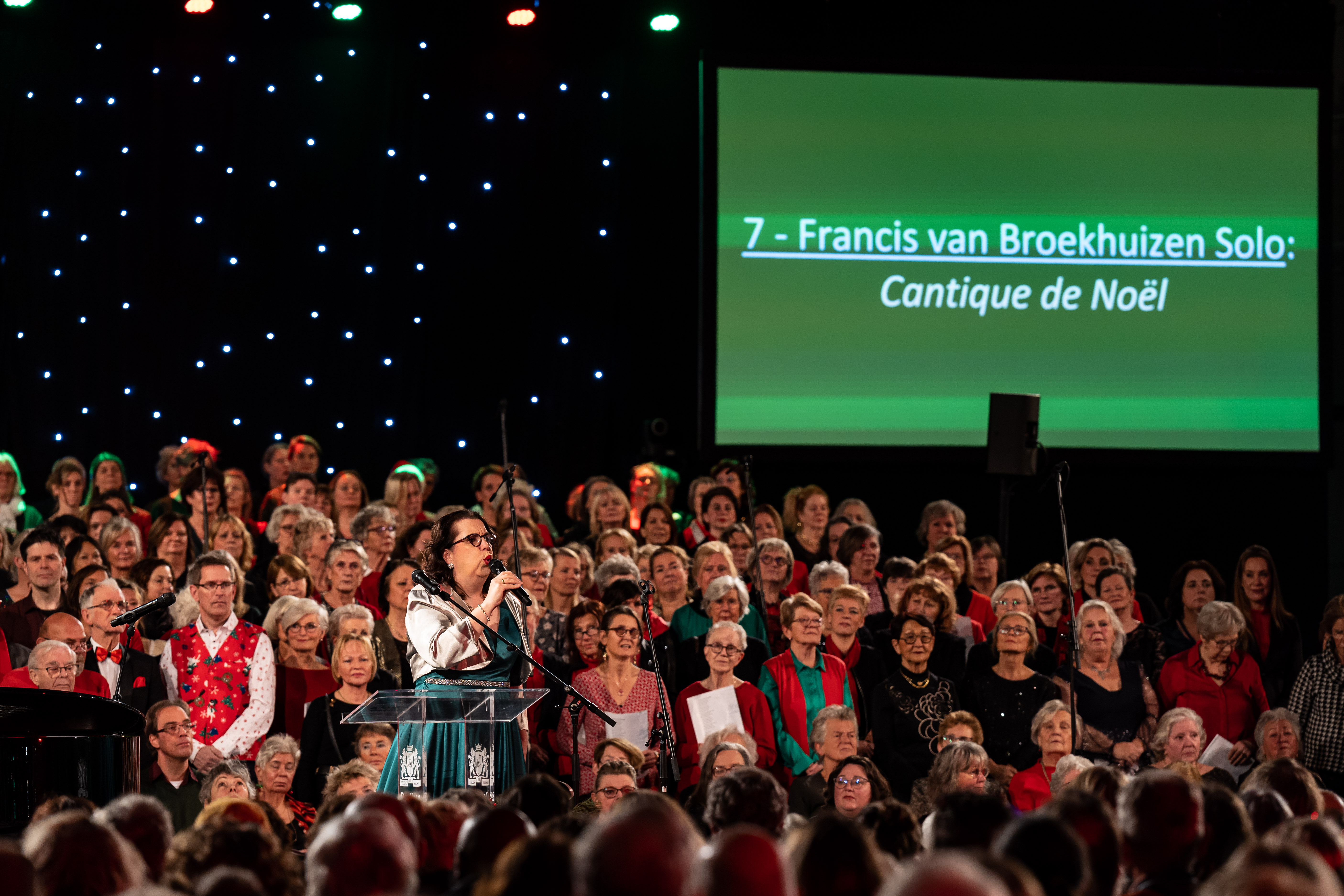 Kerst-Sing-Along 2022 in het Atrium Den Haag. Foto: De Schaapjesfabriek - Tessa Veldhorst. Francis van Broekhuizen.